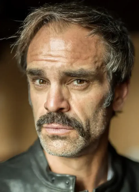 عکس؛ بیوگرافی و زندگی خصوصی استیون آگ بازیگر اهل کانادا 4 57 1