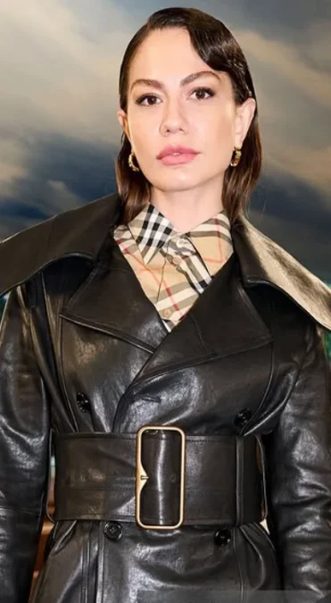 عکس؛ بیوگرافی و زندگی شخصی دمت اوزدمیر بازیگر و مدل تبلیغاتی ترکیه 5 Screenshot 2026 01 05 110923