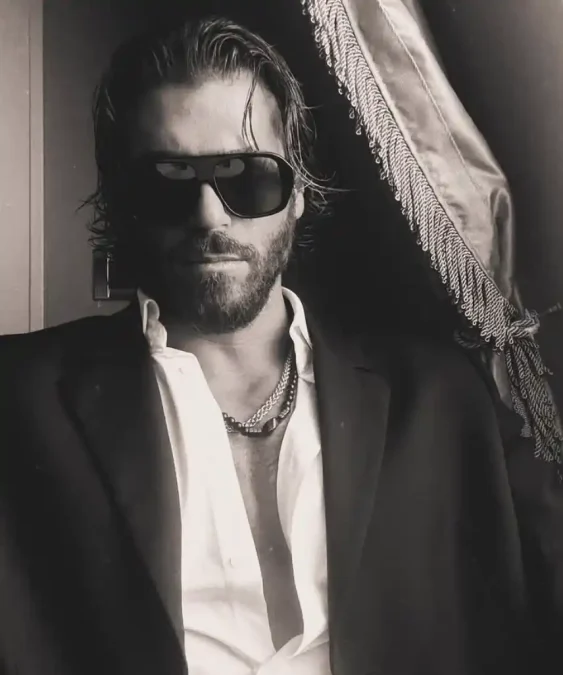 عکس؛ بیوگرافی و زندگی شخصی جان یامان بازیگر، مدل و وکیل ترکیهای 6 Screenshot 2026 01 07 113631