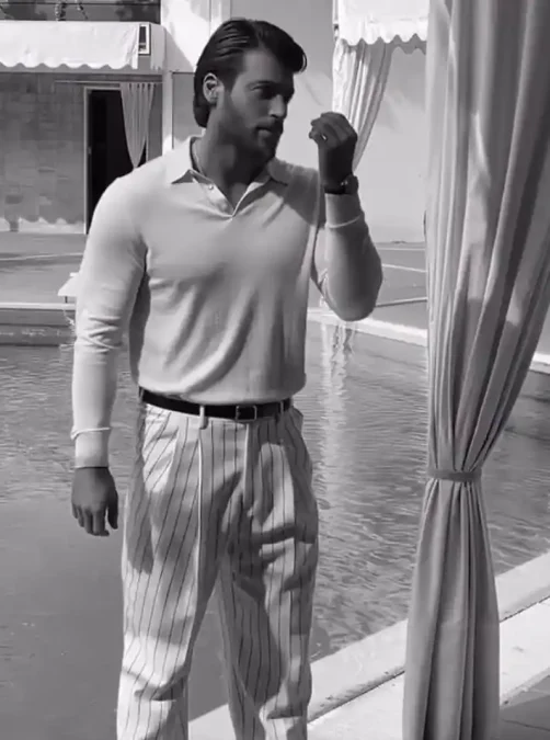 عکس؛ بیوگرافی و زندگی شخصی جان یامان بازیگر، مدل و وکیل ترکیهای 5 Screenshot 2026 01 07 113651 1