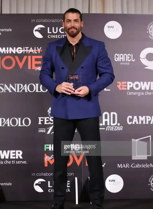 عکس؛ بیوگرافی و زندگی شخصی جان یامان بازیگر، مدل و وکیل ترکیهای 7 Screenshot 2026 01 07 113846 1