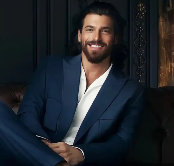 عکس؛ بیوگرافی و زندگی شخصی جان یامان بازیگر، مدل و وکیل ترکیهای 3 Screenshot 2026 01 07 113905 1