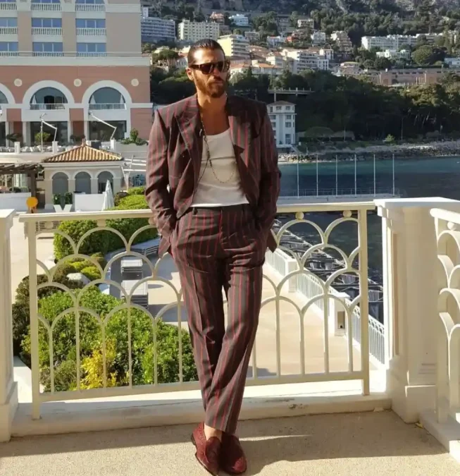 عکس؛ بیوگرافی و زندگی شخصی جان یامان بازیگر، مدل و وکیل ترکیهای 4 Screenshot 2026 01 07 113937 1