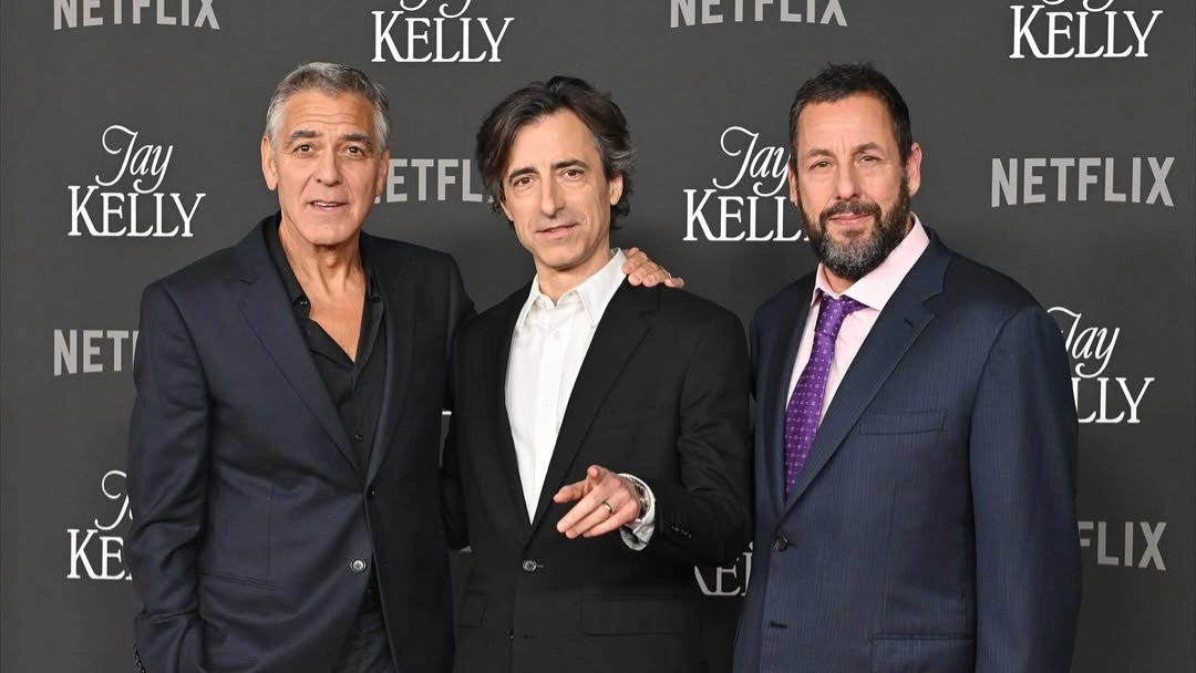 بررسی و نقد فیلم سینمایی Jay Kelly ساختهی نوآ بامباک، ژانر درام 5 george clooney noah baumbach adam sandler and more attended netflixs jay kelly premiere in
