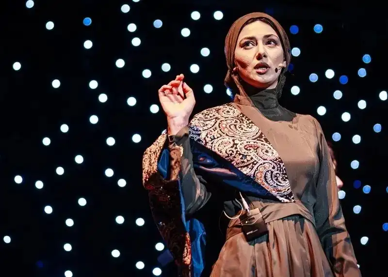 سفر زمان؛ عکس «مریم» سریال ساهره در حال اجرای دکلمه در یک کنسرت 3 3 6