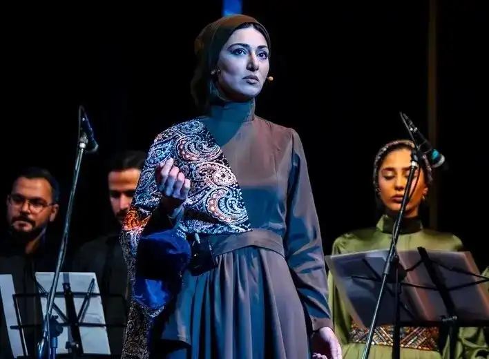 سفر زمان؛ عکس «مریم» سریال ساهره در حال اجرای دکلمه در یک کنسرت 2 5 3