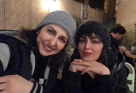 سفر در زمان؛ عکس هدیه بازوند در نقش «روژان» سریال نون خ در کافه 2 573139838 18291695989257008 2811194691438608941 n 11zon