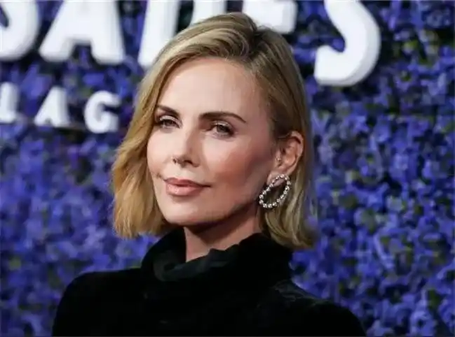 عکس؛ بیوگرافی و زندگی خصوصی شارلیز ترون بازیگر مشهور هالیوود 3 58