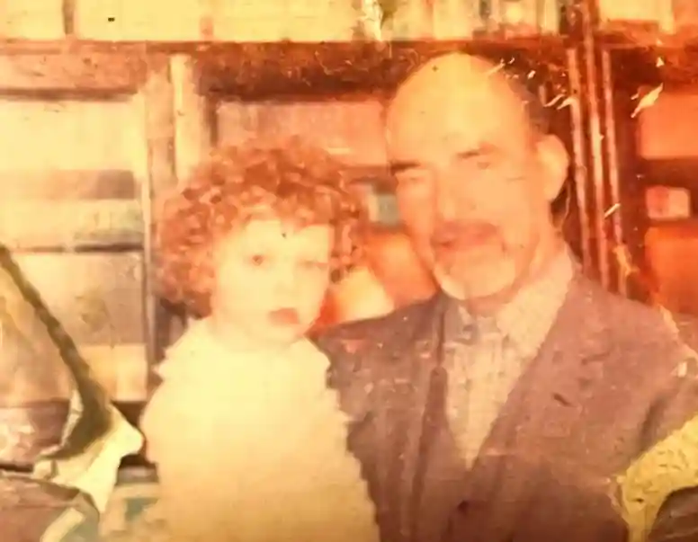 سفر در زمان؛ عکس «نگین معتضدی» در 2 سالگی در آغوش پدربزرگش 2 c4eef5de