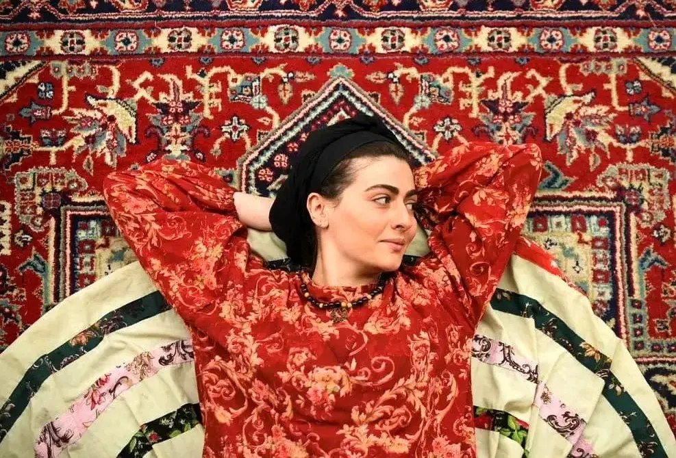 سفر در زمان | عکس انیس مشغول استراحت در پشت صحنه سریال سوجان 3 parisadousti 1695747807 3200487036262865665 44011214601 11zon