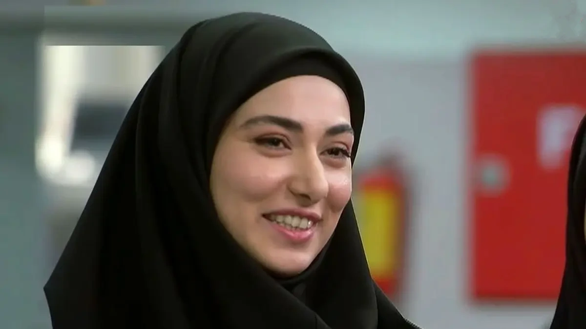 سفر زمان؛ عکس «مریم» سریال ساهره در حال اجرای دکلمه در یک کنسرت 1 عکس «مریم» سریال ساهره در حال اجرای دکلمه در یک کنسرت